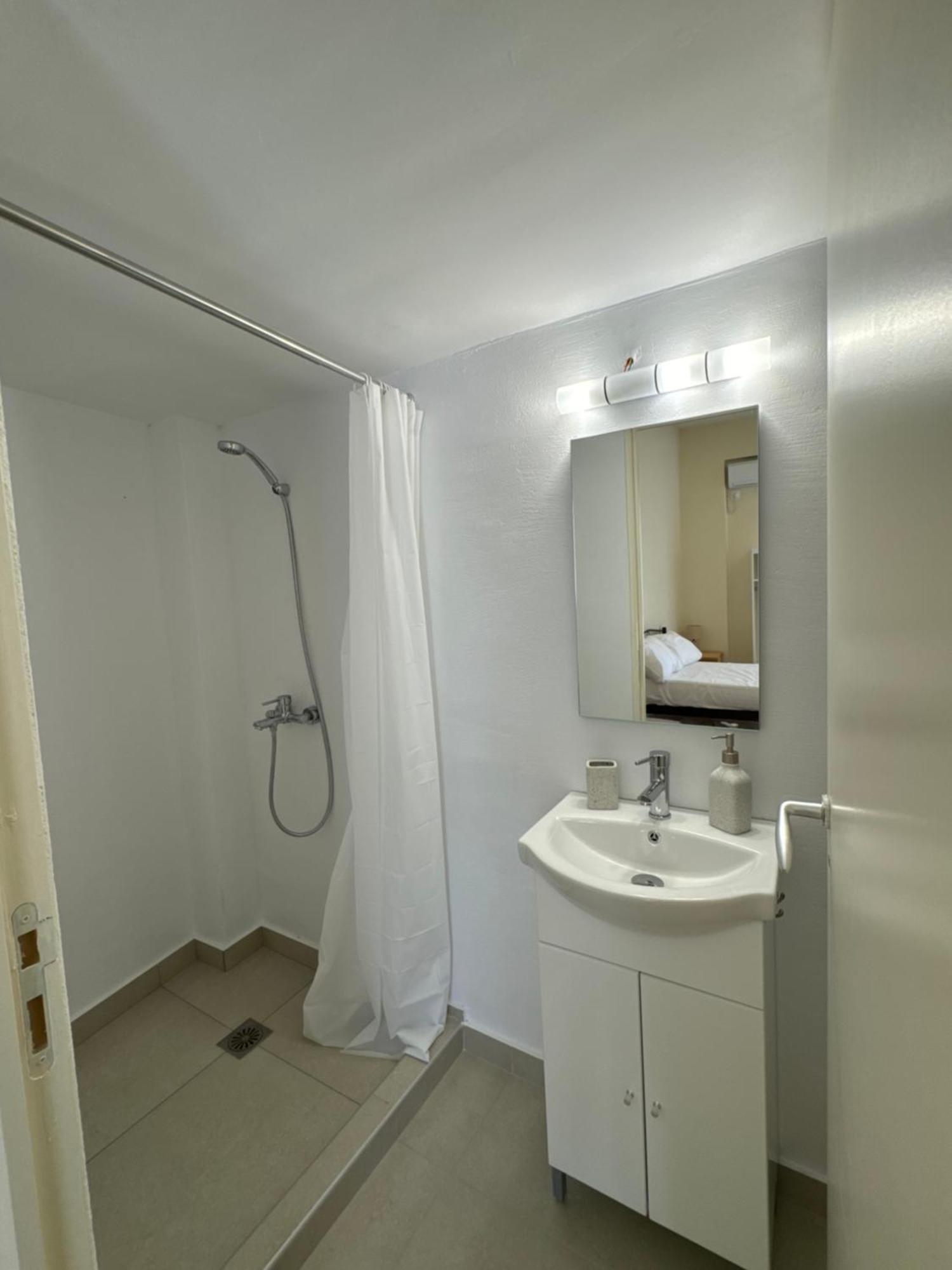Airpoint Apartments Артемида Екстериор снимка